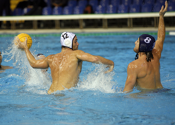 Rijeka, 311009.Bazeni Kantrida. 4. kolo Jadranska vaterpolo liga. Primorje Erste Banka (Rijeka - bijeli) - Primorac (Kotor - plavi).Na slici: Erik Bukovac (12) i Anthony Azevedo (8).Foto: Tea Cimas / Cropix