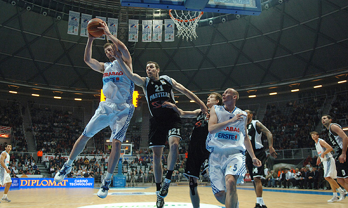 Zadar, 011109.Dvorana Kresimir Cosic na Visnjiku.5. Kolo NLB Liga, kosarkaska utakmica izmedju KK Zadar - KK Partizan.Na fotografiji: igraci Zadra ispod kosa u borbi za loptu.Foto: Andrija Lucic / CROPIX