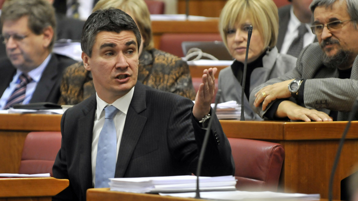 Zagreb, 021109.Sjednica Hrvatskog Sabora na kojoj se raspravljalo o davanju suglasnosti Vladi RH za potpisivanje arbitraznog sporazuma sa Slovenijom, na nacin kakav su dogovorili Jadranka Kosor (premjerka RH) i Borut Pahor (slovenski premjer).Vodila se napeta rasprava izmedju SDP-a (oporbe) i HDZ-a.Na slici: Zoran Milanovic SDP polemizira s zastupnicima HDZ-a.Foto: Bruno Konjevic / CROPIX