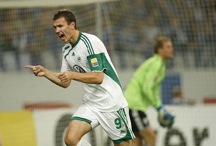 Wolfburg's Edin Dzeko celebrates a goal against Schalke 04 during their German Bundesliga soccer match in Gelsenkirchen September 18, 2009.   REUTERS/Ina Fassbender (GERMANY SPORT SOCCER) ONLINE CLIENTS MAY USE UP TO SIX IMAGES DURING EACH MATCH WITHOUT THE AUTHORITY OF THE DFL. NO MOBILE USE DURING THE MATCH AND FOR A FURTHER TWO HOURS AFTERWARDS IS PERMITTED WITHOUT THE AUTHORITY OF THE DFL. FOR MORE INFORMATION CONTACT DFL DIRECTLY