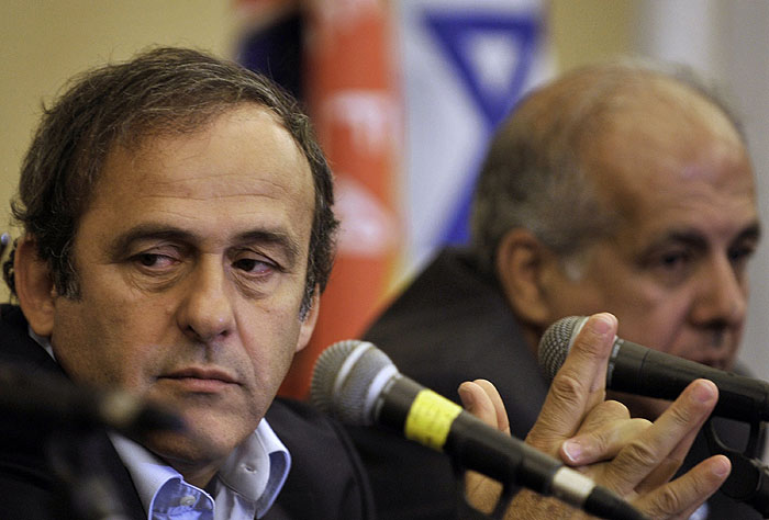 UEFA President Michel Platini (L) attends a news conference in Tel Aviv October 6, 2009. REUTERS/Amir Cohen (ISRAEL SPORT SOCCER POLITICS)