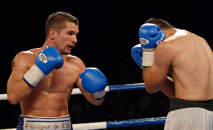 Novalja, 250708.Veceras je u Novalji na stadionu Cissa odrzan boksacki spektakl izmedju Stjepana Bozica i Romana Aramjana, Stjepan Bozic je obranio naslov interkontinentalnog prvaka u super srednjoj kategoriji u WBA verziji.Foto: Andrija Lucic / CROPIX