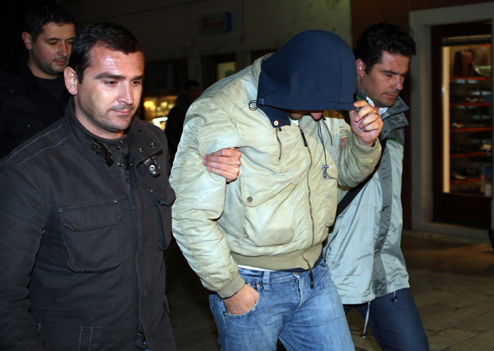 Zadar, 031109.Ante Kurtovic priveden je sucu Zupanijskog suda u Zadru je ga se sumnjici za kazneno djelo prijevare vise desetaka Zadrana. Kurtovic je obecavao Zadranima povoljnije nabaviti automobile i brodove, ali je vecina kupaca ostala bez novca i prevoznih sredstava.Foto: Vladimir Ivanov / CROPIX