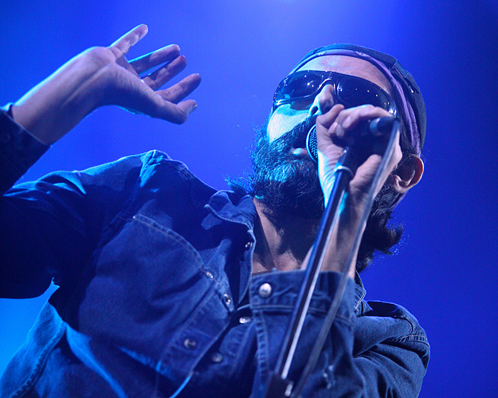 Zagreb, 031009.U maloj dvorani Doma sportova odrzan je koncert za slobodu medija pod nazivom Probudi se u organizaciji novinara Hrvoja Appelta.Na slici: Goran Bare i Majke.Foto: Neja Markicevic / CROPIX