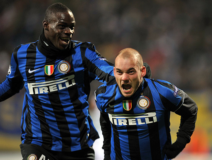 Wesley Sneijder of FC Inter Milan (R) and Mario Balotelli react after scoring against FC Dynamo Kiev during UEFA Champions League, Group F football match in Kiev on November 4, 2009.  AFP PHOTO/ SERGEI SUPINSKY