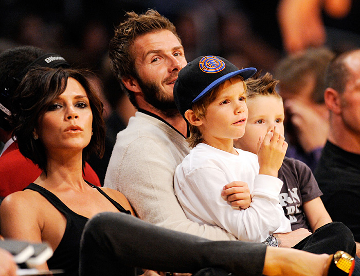 LOS ANGELES, CA - OCTOBER 30: David Beckham and his wife Victoria follow the action between the Los Angeles Lakers and the Dallas Mavericks along with their children Cruz, left, and Romeo, center right, at Staples Center on October 30, 2009 in Los Angeles, California. NOTE TO USER: User expressly acknowledges and agrees that, by downloading and/or using this Photograph, user is consenting to the terms and conditions of the Getty Images License Agreement.   Kevork Djansezian/Getty Images/AFP== FOR NEWSPAPERS, INTERNET, TELCOS & TELEVISION USE ONLY ==