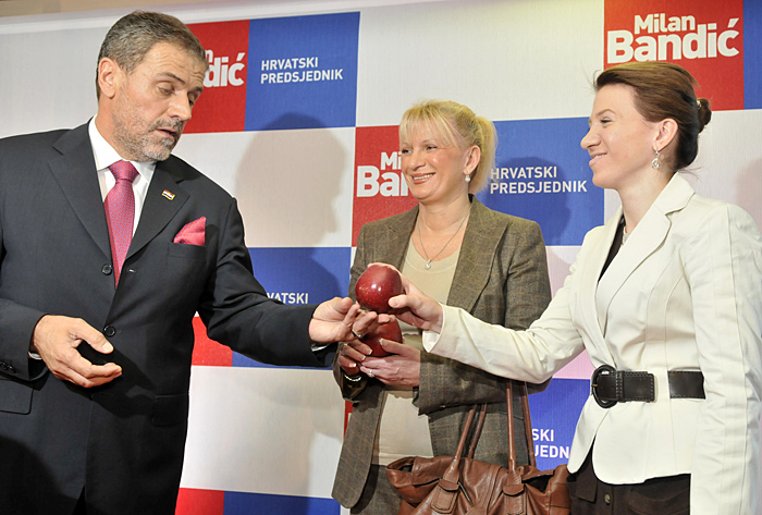 Zagreb, 051109.Sljeme, Tomislavov dom. Milan Bandic objavio u 7.00 svoju kandidaturu za Predsjednika RH na predstojecim izborima. Bandic sa surugom Vesnom i kcerkom Anamarijom za govornicom. Prve jabuke koje ce Bandic dijeliti gradjanima u kampanji dobile su supruga i kci..Foto: Bruno Konjevic / CROPIX