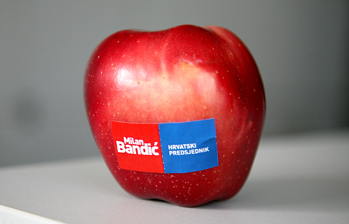 Zagreb, 051109.Hrvatski predsjednik Milan Bandic.Rekviziti za predsjednicku kampanju Milana Bandica.Jabuka.Foto: Biljana Gaurina / CROPIX 