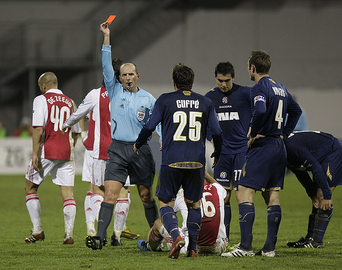 Zagreb, 051109. Stadion Maksimir.Nogometna utakmica Europske lige, skupine A, 4. kolo izmedju Dinama i nizozemskog Ajaxa.Na slici: sudac Michael Leslie Dean daje crveni karton igracu Dinama Leonardu Cufreu.Foto: Nenad Dugi / CROPIX