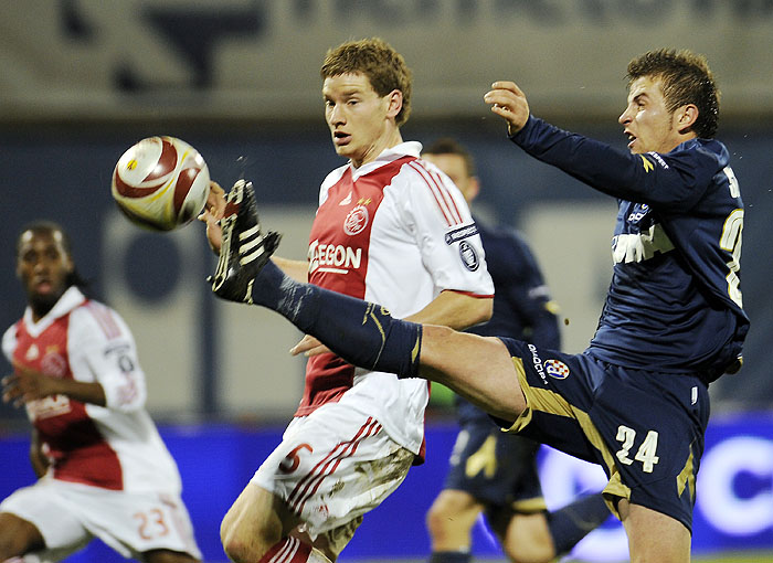 Zagreb, 051109. Stadion Maksimir.Nogometna utakmica Europske lige, skupine A, 4. kolo izmedju Dinama i nizozemskog Ajaxa.Na slici: Ilija Sivonjic i Jan Vertonghen.Foto: Drago Sopta / CROPIX