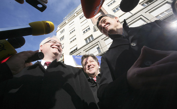Zagreb, 051109.Predsjednicki izbori, kandidat za predsjednika Hrvatske Ivo Josipovic zajedno sa Zoranom Milanovicem poceo je kampanju na Trgu bana Jelacica.Foto: Damjan Tadic / CROPIX