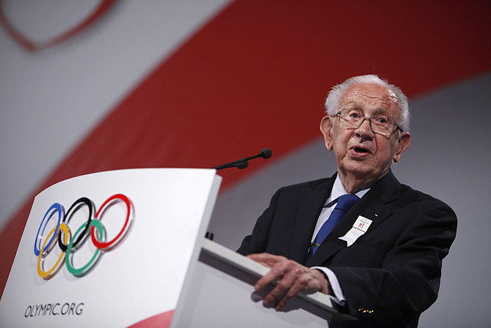 Former IOC chief Juan Antonio Samaranch speaks during the Madrid 2016 bid presentation at the 121st International Olympic Committee session at the Bella Center in Copenhagen October 2, 2009.  Chicago, Madrid, Rio de Janeiro and Tokyo are competing for the right to host the 2016 Summer Olympic Games. The IOC will choose the winning city in a vote on Friday in Copenhagen. REUTERS/Charles Dharapak/Pool (DENMARK SPORT OLYMPICS)