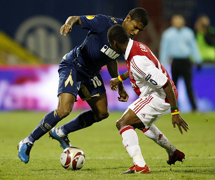 Zagreb, 051109. Stadion Maksimir.Nogometna utakmica Europske lige, skupine A, 4. kolo izmedju Dinama i nizozemskog Ajaxa.Na slici: Sammir i Eyong Enoh.Foto: Ronald Gorsic / CROPIX
