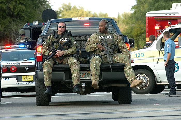 ORLANDO, FL - NOVEMBER 06: Police surround the Legions Place office building, where a gunman opened fire wounding several people on November 6, 2009 in Orlando, Florida. The gunman, Jason Rodriguez, 40, who once worked as an engineer in one of the downtown offices, surrendered to the police after firing shots killing so far one and wounding five.   Gerardo Mora/Getty Images/AFP== FOR NEWSPAPERS, INTERNET, TELCOS & TELEVISION USE ONLY ==