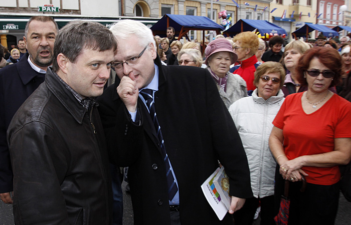 Koprivnica, 071109.Zvonimir Mrsic gradonacelnik Koprivnice (lijevo) i Ivo Josipovic predsjednicki kandidat SDP-a (desno) u Koprivnici.Foto:Nikola Wolf / Cropix