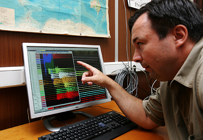 Zagreb 180707.Seizmoloski zavod. Dezurni seizmolog kresimir kuk pokazuje skalu potresa na kornatima .Foto : Tomislav Serdar /cropix-desk-