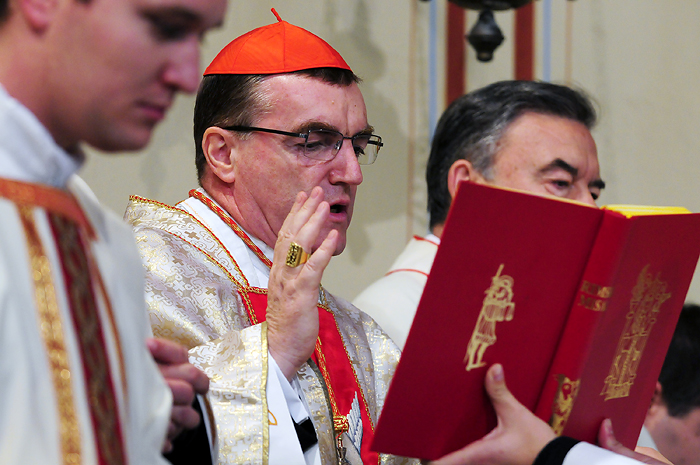 Zagreb, 011109.Povodom blagdana Svih svetih mnogobrojni Zagrepcani obilaze gradska groblja kako bi se prisjetili najmilijih koji vise nisu medju nama i na njihovim grobovima zapalili svijece i polozili cvijece. Na slici: Kardinal Josip Bozanic odrzao je misu u crkvi Krista kralja.Foto Marko Miscevic/ CROPIX