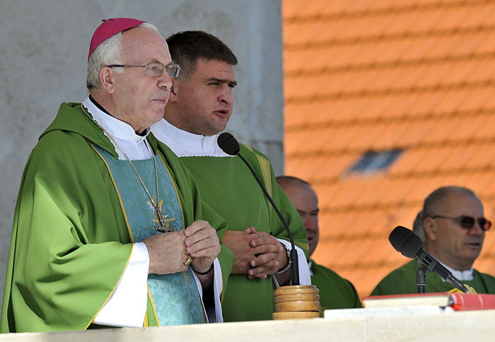 Marija Bistrica, 041009.Vojno - policijsko hodocasce u Mariji Bistrici. Svetu Misu predvodio je Vojni ordinarij Juraj Jezerinac, a nazocili su Tomislav Karamarko ministar unutarnjih poslova i gradonacelnik Zagreba Milan Bandic.Foto: Bruno Konjevic / CROPIX