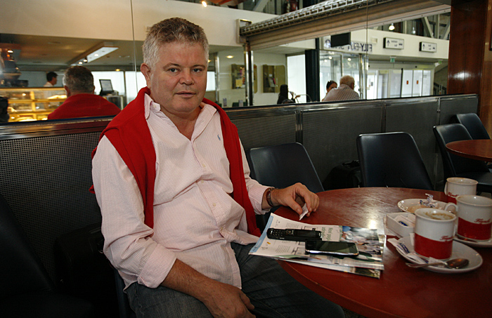 Zagreb,080909.Odlazak hrvatske nogometne reprezentacije u London na nogometnu utakmicu Engleska - Hrvatska. Gradonacelnik Dubrovnika Andro Vlahusic putuje u london na utakmicu.Foto: Ranko Suvar / CROPIX