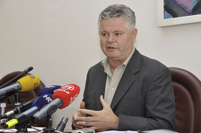 Dubrovnik, 080609.Danas je gradonacelnik, dr. Andro Vlahusic, odrzao konferenciju za medije na kojoj je govorio o prodaji vrijednog zemljista na Srdju za sramotno nisku cijenu tvrtki 