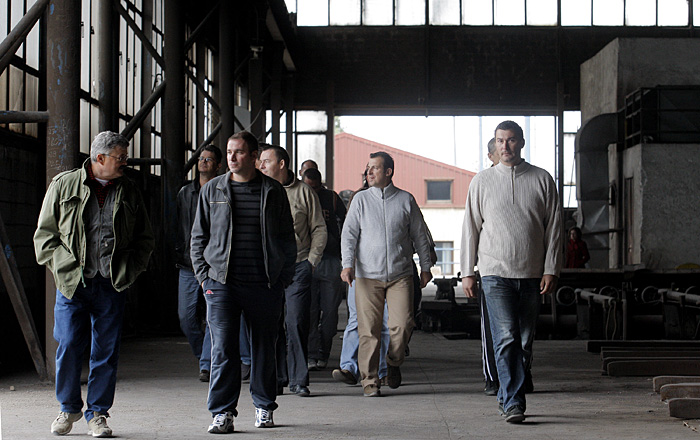 Kastel Sucurac, 191009.Dvadesetak radnika Zeljezare Split jutros je u prostorijama poduzeca pocelo strajk gladju izrazavajuci na taj nacin nezadovoljstvo teskim stanjem u tvrtki u kojoj je proizvodnja prestala u travnju, te su najavili da nece prekinuti strajk dok se ne ispune njihovi zahtjevi.Trenutacno radnici primaju od Vlade po 2.000 kuna mjesecno, sto je posve nedovoljno za osiguranje egzistencije njihovih obitelji. Strajkasi traze i hitan prekid ugovora s poljskom tvrtkom Zlomrex uz pismena jamstva Vlade, odnosno Fonda za privatizaciju, gdje bi se naveo tocan datum prekida ugovora.Zlomrex je ugovorom iz 2007. godine postao vecinskim vlasnikom zeljezare no, prema tvrdnjama strajkasa, ta poljska kompanija nije ispunila svoje ugovorene obveze i time je zeljezaru dovela u tesko stanje.Radnici u pogonu Zeljezare Split.Foto: Ante Cizmic / CROPIX