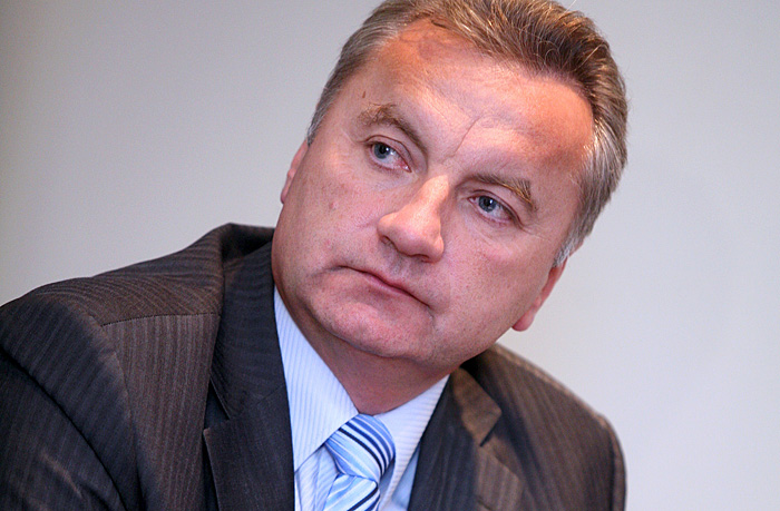 Zagreb, 211009.Celnici Hrvatske udruge poslodavaca odrzali su press konferenciju pod nazivom: 5 do 12 godinu dana poslije.Pod nazivom 5 do 12 HUP je prije godinu dana Vladi predlozio konkretne mjere za ublazavanje posljedica krize i pripremanje cijelog sustava za nadolazecu krizu.Danas su objavili inventuru predlozenih mjera, ali i aktualne prijedloge prilagodjene novim okolnostima, a u cilju osiguranja opstanka hrvatskog gospodarstva, zadrzavanja odrzive razine zaposlenosti i povecanja konkurentnosti.Na slici: predsjednik HUP-a Djuro Popijac.Foto: Neja Markicevic / CROPIX