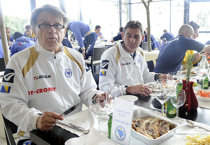 Novi Vinodolski, 101109.Pripreme BIH reprezentacije u Novom Vinodolskom pred repasaz utakmice sa Portugalom za odlazak na Svjetsko nogometno prvenstvo u Juznoafrickoj republici 2010. godine.Na slici: izbornik Ciro Blazevic na rucku u hotelu Novi Spa Resort gdje su smjesteni tokom priprema.Foto: Drago Sopta / CROPIX