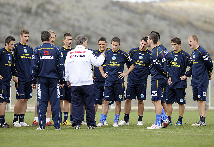 Novi Vinodolski, 101109.Pripreme BIH reprezentacije u Novom Vinodolskom pred repasaz utakmice sa Portugalom za odlazak na Svjetsko nogometno prvenstvo u Juznoafrickoj republici 2010. godine.Na slici: trening Ciro Blazevic izbornik sa igracima.Foto: Drago Sopta / CROPIX