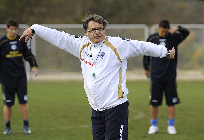 Novi Vinodolski, 101109.Pripreme BIH reprezentacije u Novom Vinodolskom pred repasaz utakmice sa Portugalom za odlazak na Svjetsko nogometno prvenstvo u Juznoafrickoj republici 2010. godine.Na slici: Na slici: Miroslav Ciro Blazevic izbornik tokom treninga Bih-a.Foto: Drago Sopta / CROPIX