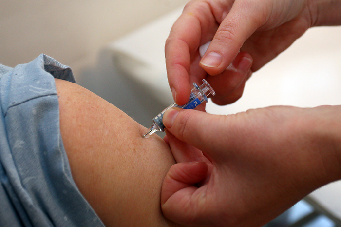 Pula, 051108.Gradjani se mogu cijepiti protiv gripe, buduci da je zavrsena distribucija 650.000 doza cjepiva nabavljenih za ovogodicnju sezonu. Gradjani se mogu cijepiti kod svojih obiteljskih lijecnika ili u najblizem zavodu za javno zdravstvo. Cjepljenje je, kao i svake godine, besplatno za osobe iznad 65 godina starosti, kronicne bolesnike i zdravstvene djelatnike, dok ce ostali gradjani cijepljenje placati 60 kuna. Hrvatski zavod za zdravstveno osiguranje (HZZO) kupio je i 2000 djecjih doza cjepiva za djecu s kronicnim bolestima. Prosle zime je u Hrvatskoj registrirano oko 110.000 oboljelih od gripe, a uobicajeno vrijeme kada se biljeze prvi oboljeli je mjesec sijecanj. Foto: Goran Sebelic / CROPIX                              