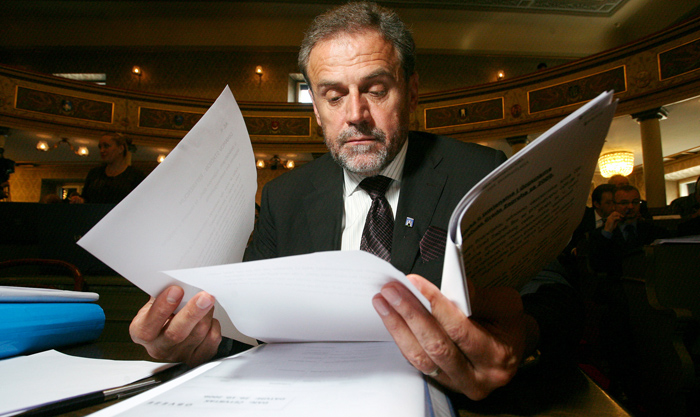 Zagreb, 291009. Starogradska vijecnica, Cirilometodska 5.Sjednica gradska skupstine. Na slici: gradonacelnik Zagreba Milan Bandic zaokupljen papirima i poslom. Foto: Damjan Tadic / CROPIX