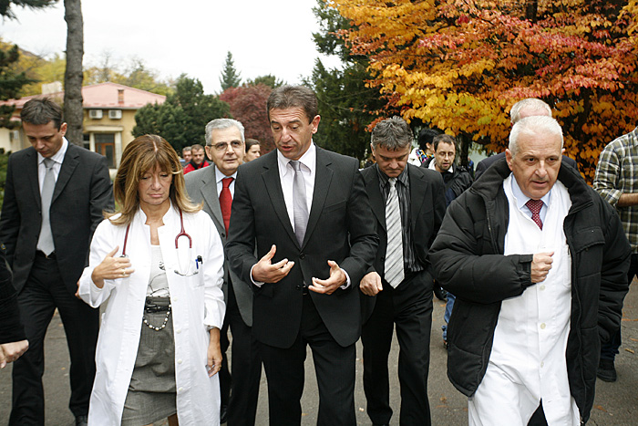 Zagreb,101109.Ministar zdravstva Darko Milinovic u obilasku klinike za infektivne bolesti 'Dr. Fran Mihaljevic' u Rockfellerovoj ulici, povodom sirenja panike izazvane sirenjem virusa H1N1, poznatom jos pod nazivom svinjska gripa. Foto: Ranko Suvar / CROPIX