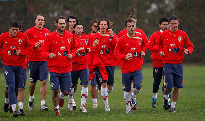 Brezice, Slovenija, 101109.Pripreme nogometne reprezentacije za prijateljski ogled sa reprezentacijom Lihtenstajna koja ce se odrzati 14.11. u Vinkovcima.Na slici: slijeva Ognjen Vukojevic, Gordon Schildenfeld, Josip Simunic, Nikola Pokrivac, Danijel Pranjic, Tomislav Dujmovic,Mate Bilic, Eduardo i Ivica Krizanac.Foto: Ronald Gorsic / CROPIX