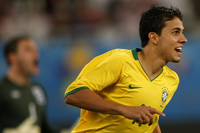 Brazil's Nilmar celebrates after scoring a goal against England during their friendly football match at the Khalifa Stadium in the Qatari capital Doha on November 14, 2009. Brazil won 1-0. AFP PHOTO/KARIM JAAFAR