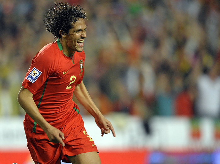 Portugal´s Bruno Alves celebrates after scoring against Bosnia during their play offs football match for the WC2010 at the Luz Stadium in Lisbon, on November 14, 2009. AFP PHOTO/MIGUEL RIOPA