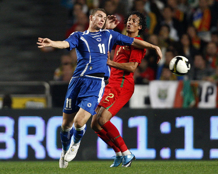Portugal's Bruno Alves (R) challenges Bosnia's Edin Dzeko during their World Cup 2010 playoff qualifying soccer match at the Estadio da Luz stadium in Lisbon, November 14, 2009.     REUTERS/Jose Manuel Ribeiro (PORTUGAL SPORT SOCCER)