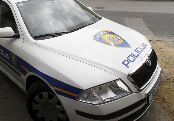 Zagreb, 180908.USKOK i Drzavno odvjetnistvo pokrenuli su jutros na sveucilistu u Zagrebu veliku antikorupcijsku akciju nazvanu Indeks.Na slici policijski auto ispred kuce  Desa Mlikotin  Tomic sefica Saborskog povjerenstva za odlucivanje o sukobu interesa koju su iznendaili policajci rano ujutro . Akcija indeks.Foto: Goran Mehkek / CROPIX