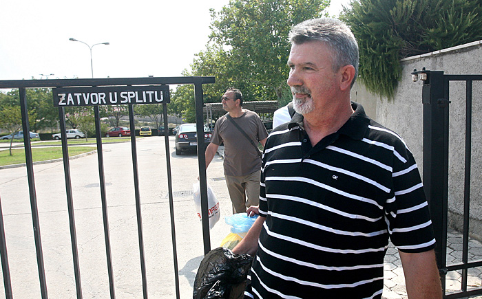 Split, 030909.Pustanje na slobodu iz splitskog zatvora Bilice Ivana Medaka, Ivana Tomaskovica i Joze Bazine djelatnika HZ-a optuzenih za izazvanje nesrece u Rudinama gdje je prilikom iskakanja vlaka iz tracnica poginulo sest osoba.Na slici Ivana Medaka vidno mrsaviji i s novim imidjom (brada) izlazi iz pritvora na splitskim Bilicama. Foto: Ante Cizmic / CROPIX