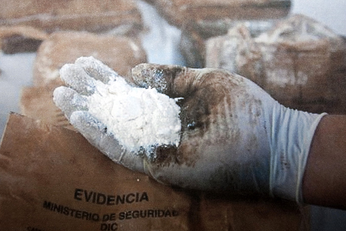 Sisak, 220109.U sklopu policijske akcije Marakana uhiceni su supruznici i muskarac sa podrucja Kutine zbog zlouporabe opojnih droga. Kod supruznika je pronadjeno je 11 mobitela i veca kolicina domaceg i stranog novca, a kod muskarca 3 mobitela i 3 tisuce eura i sada u istraznom centru zupanijskoj suda u Zagrebu.Kokain.Foto: PU Sisacko - Moslavacka