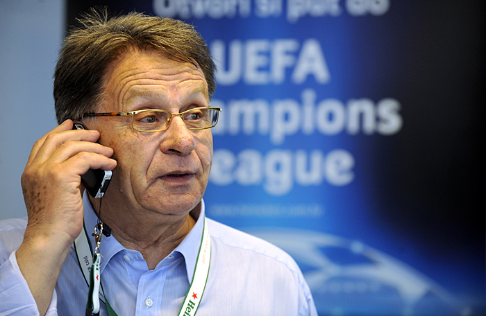 Zagreb, 220509.Agencija Publicis.Izvlacenje dobitnika za finale Lige prvaka u nagradnoj igri Heinekena, putovanje u Rim na utakmicu Barcelona - Manchester United.Na slici: Miroslav Ciro Blazevic izbornik BiH reprezentacije obavjestava dobitnika nagrade Branimira preko mobilnog telefona da putuje na finale u Rim.Foto: Drago Sopta / CROPIX