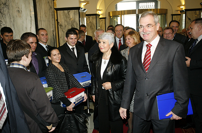 Zagreb, 161109. Predsjednicki kandidat Andrija Hebrang predao je potpise za predsjednicku kandidaturu Drzavnom izbornom povjerenstvu.Na slici: premijerka Jadranka Kosor i predsjednicki kandidat Andrija Hebrang.Foto: Ranko Suvar / CROPIX