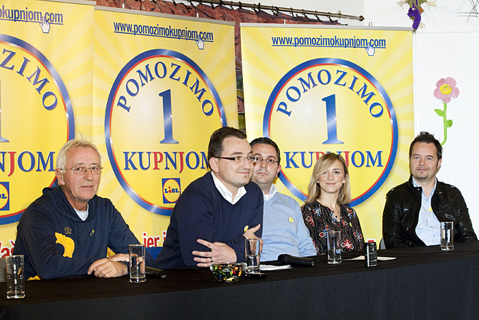 Lekenik. 161109.U SOS Djecjem selu Lekenik Lidla najavljila je veliki projekt nacionalnog i drustvenog znacaja s kojim planiraju prikupiti oko 2 milijuna kuna s kojima ce poduprijeti humanitarne projekte pravnih osoba.Na fotografiji s lijeva na desno: Oliver Dragojevic, Marin Dokozic predsjednik Uprave Lidla, Allen Halamic direktor nabave Lidla, Iva Sulentic i Robert Knjaz.Foto: Miroslav Kis / CROPIX