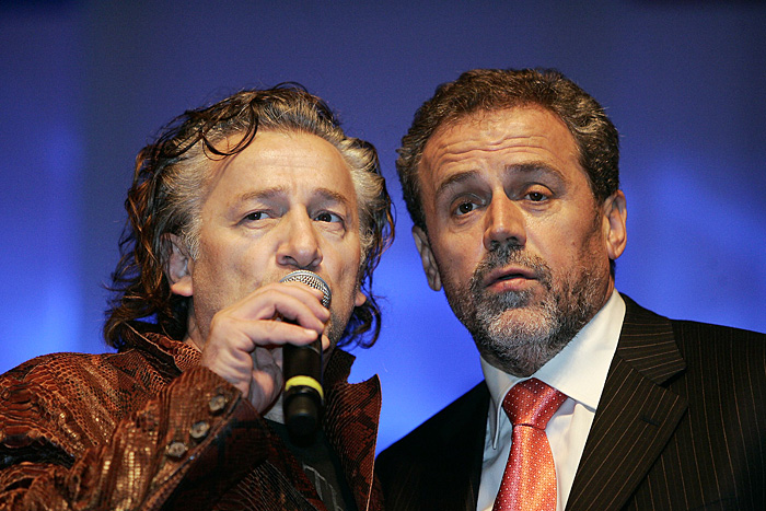 Osijek, 161109.Koncertom Prljavog kazalista zagrebacki gradonacelnik Milan Bandic danas je na Trgu Ante Stacevica u Osijeku pred oko tisucu nazocnih odrzao predizborni skup. Bandica su dosli podrzati i Kresimir Bubalo osjecki gradonacelnik i Vladimir Sisljagic zupan osjecko-baranjski. Na slici: Mladen Bodalec i Milan Bandic.Foto: Vlado Kos / Cropix 