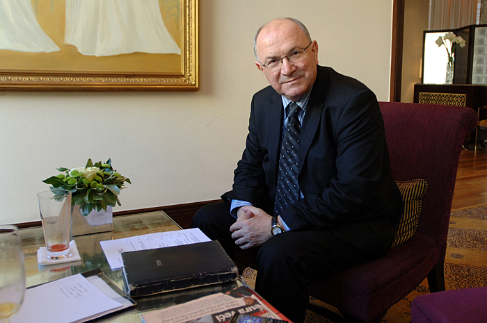 Zagreb, 041108.Sastanak Hrvatskih lobista u hotelu Esplanada.Na slici: Hrvatski lobist Mate Granic  u lobiju hotela.Foto: Vedran Djulic / CROPIX