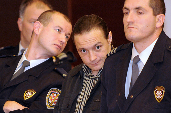 Split , 171208.Na splitskom Zupanijskom sudu odgodeno je sudenje Jaksi Cvitanovicu Cviku i petnaestorici optuzenika zbog nedolaska svjedoka (sudjenje je odgodjeno za 18.12.2008).Na fotografiji Jaksa Cvitanovic Cvik izmedju pravosudnih policajaca.Foto:  Josko Ponos / CROPIX