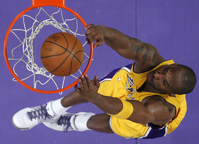 Los Angeles Lakers Kobe Bryant slam dunks against the Detroit Pistons during their NBA basketball game in Los Angeles, November 17, 2009.  REUTERS/Lucy Nicholson (UNITED STATES SPORT BASKETBALL)