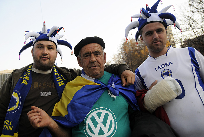 Zenica,181109.Atmosfera uoci utakmice za odlazak na SP u nogometu izmedju Bosne i Hercegovine i Portugala. Navijaci Bosne i Hercegovine su spremni za navijanje.Foto: Dado Ruvic / CROPIX
