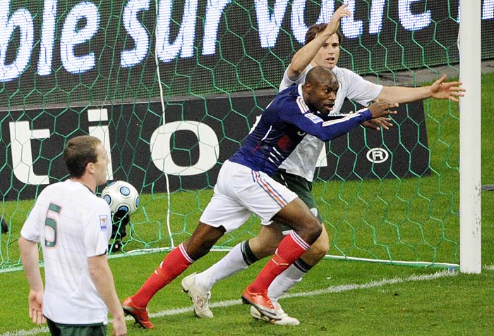 French defender William Gallas (C) scores during the World Cup 2010 qualifying football match France vs. Republic of Ireland on November 18, 2009 at the Stade de France in Saint-Denis, northern Paris.       AFP PHOTO / BERTRAND GUAY