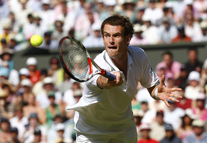 Andy Murray of Britain returns the ball to Juan Carlos Ferrero of Spain during their quarter-final match at the Wimbledon tennis championships, in London July 1, 2009.   REUTERS/Eddie Keogh    (BRITAIN SPORT TENNIS)