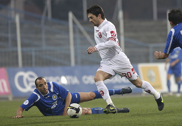 Zagreb, 201109.Stadion u Kranjcevicevoj.Nogometna utakmica 15.kolo Prve HNL Zagreb - Zadar.Na slici: Strijelac gola Davor Vugrinec 30, Erdzan Beciri 3.Foto: Nenad Dugi / CROPIX